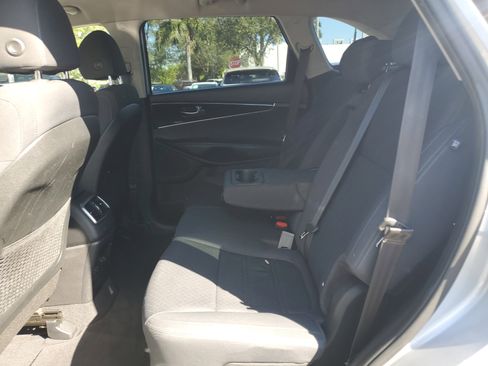 Used 2018 Kia Sorento LX image 10
