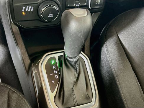 Used 2022 Jeep Renegade Latitude w/ Convenience Group AWD/4WD image 17