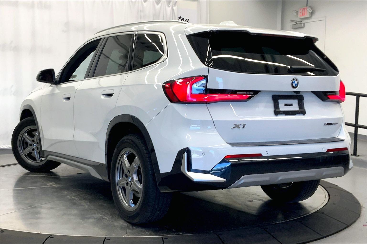 Used 2023 BMW X1 xDrive28i w/ Premium Package AWD/4WD image 3