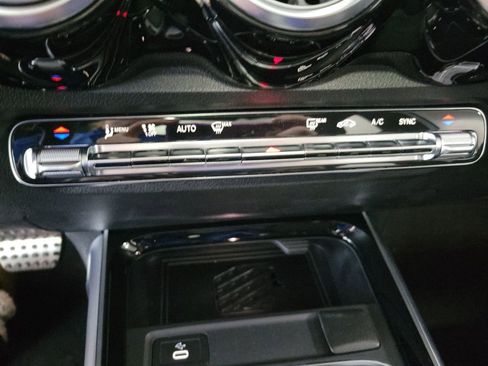 Used 2024 Mercedes-Benz GLB 35 AMG 4MATIC image 43