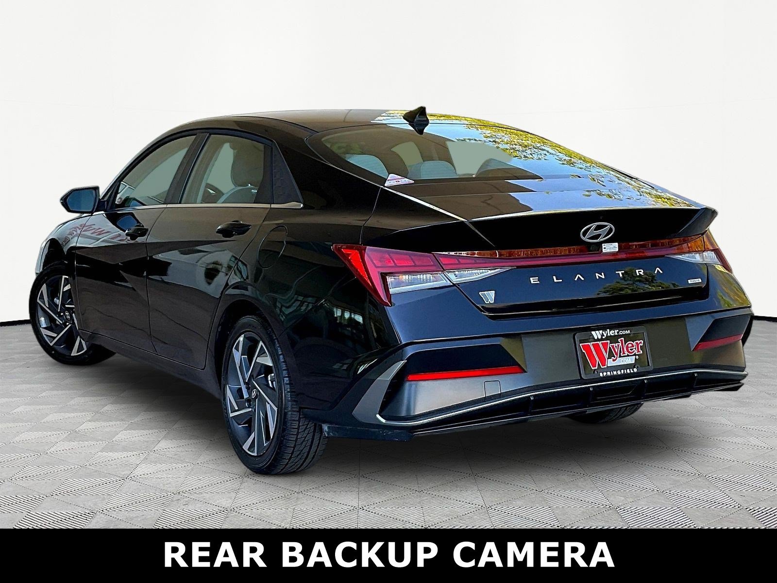 Used 2025 Hyundai Elantra Limited FWD image 4