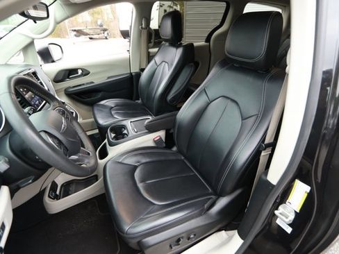 Used 2023 Chrysler Pacifica Touring-L image 24