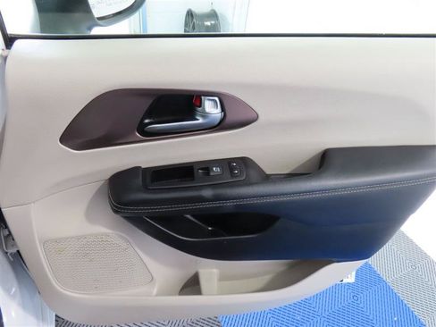 Used 2023 Chrysler Voyager LX FWD image 33
