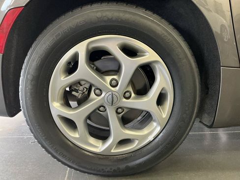 Used 2023 Chrysler Pacifica Limited FWD image 29