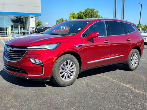 Used 2023 Buick Enclave Essence AWD/4WD image 2
