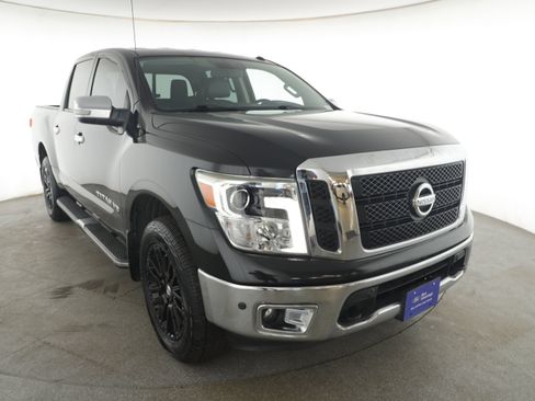 Used 2019 Nissan Titan SL image 3