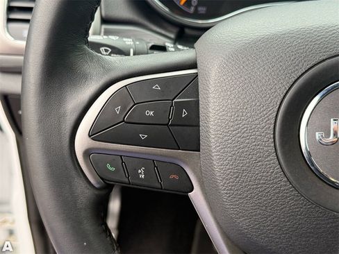 Used 2019 Jeep Grand Cherokee Laredo image 16