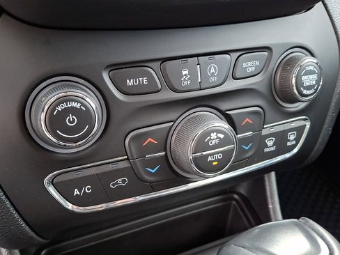 Certified 2022 Jeep Cherokee Trailhawk w/ Premium Leather Package image 17