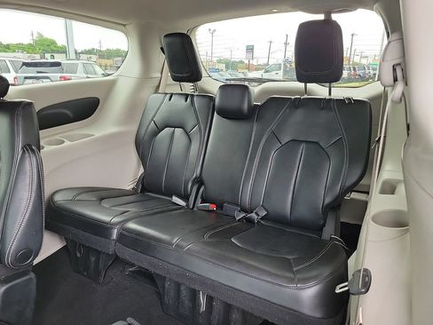 Used 2023 Chrysler Pacifica Touring-L FWD image 9
