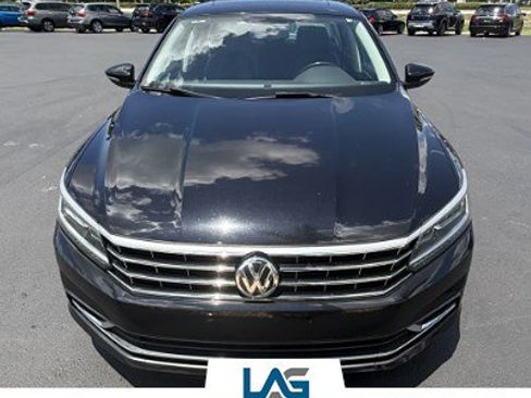 Used 2018 Volkswagen Passat 2.0T SE FWD image 1