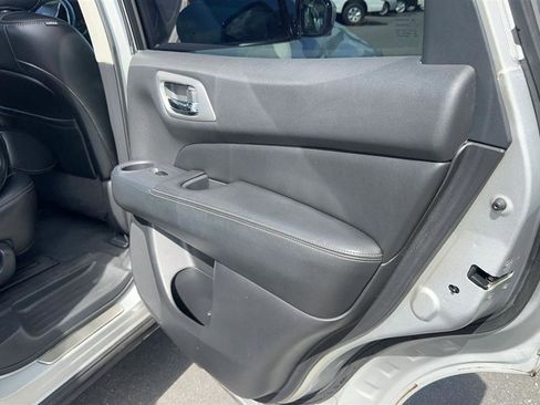 Used 2015 Nissan Pathfinder Platinum FWD image 23