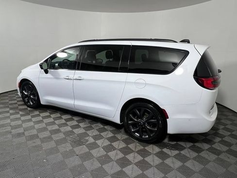 Certified 2023 Chrysler Pacifica Limited w/ Uconnect Theater Family Group FWD image 8