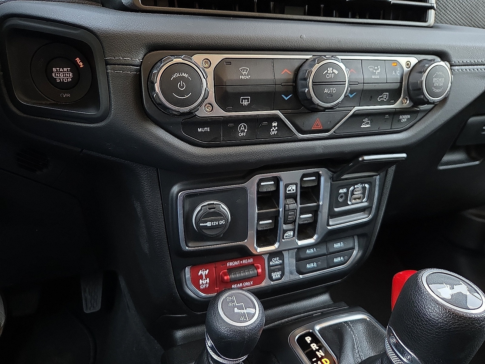 Used 2025 Jeep Wrangler Unlimited Rubicon AWD/4WD image 17