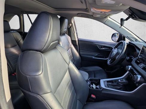 Used 2021 Toyota RAV4 XLE Premium image 17