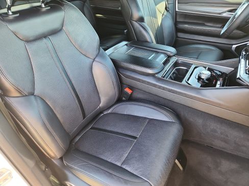 Used 2024 Jeep Wagoneer L Series II w/ Flexible Seating Group AWD/4WD image 15