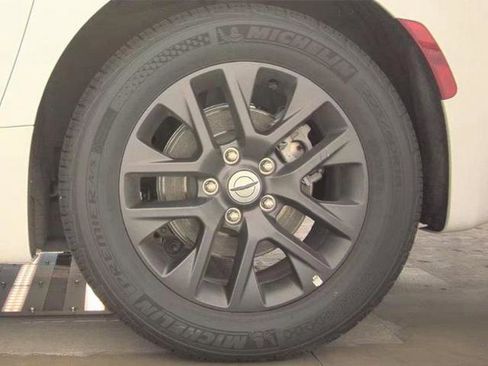 Used 2024 Chrysler Pacifica Limited w/ Uconnect Theater Family Group FWD image 23