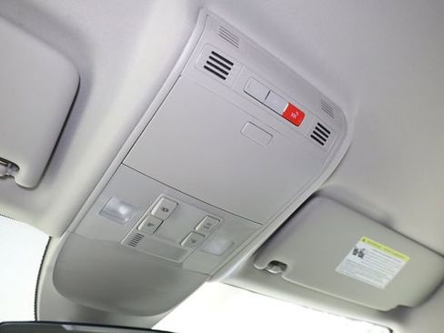 Used 2025 Volkswagen Taos SE w/ Black Wheel Package image 21