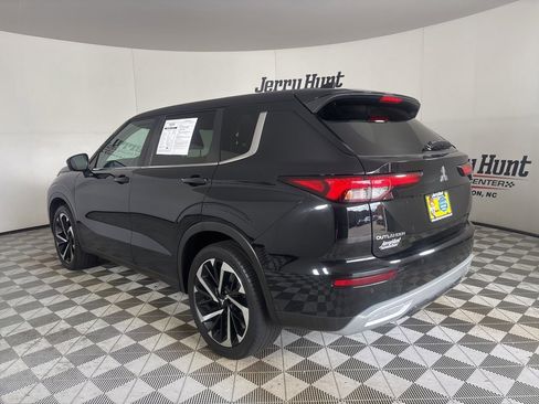 Used 2023 Mitsubishi Outlander SE FWD image 6