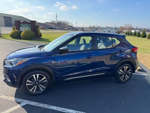 Used 2019 Nissan Kicks SR image 4