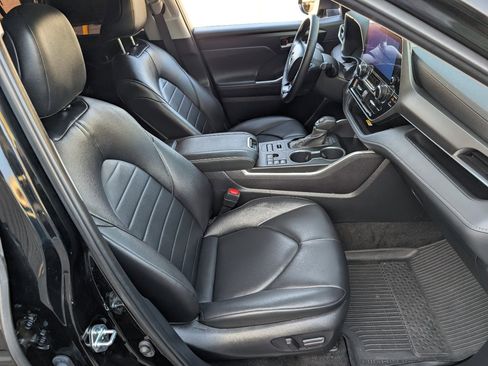 Used 2024 Toyota Highlander XLE image 9