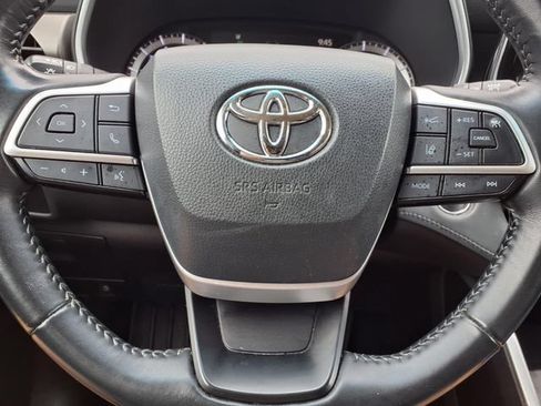 Used 2023 Toyota Highlander XLE FWD image 15