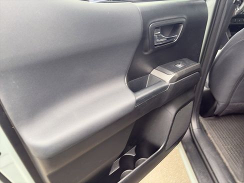 Used 2022 Toyota Tacoma TRD Sport image 21