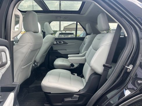 Used 2025 Ford Explorer Platinum w/ LUX Leather Package AWD/4WD image 29