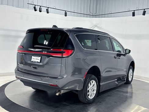 Used 2022 Chrysler Pacifica Touring-L FWD image 6