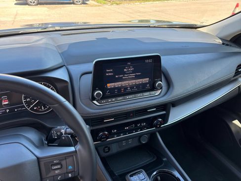 Used 2025 Nissan Rogue SV FWD image 17