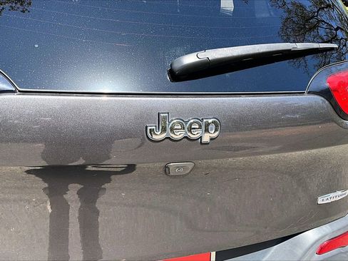 Used 2017 Jeep Cherokee Latitude w/ Comfort/Convenience Group FWD image 26