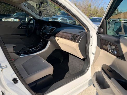 Used 2017 Honda Accord EX image 21