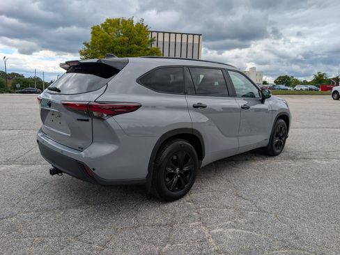 Used 2024 Toyota Highlander XLE AWD/4WD image 3