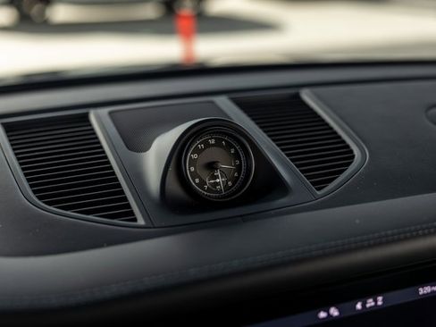 Certified 2025 Porsche Macan image 56