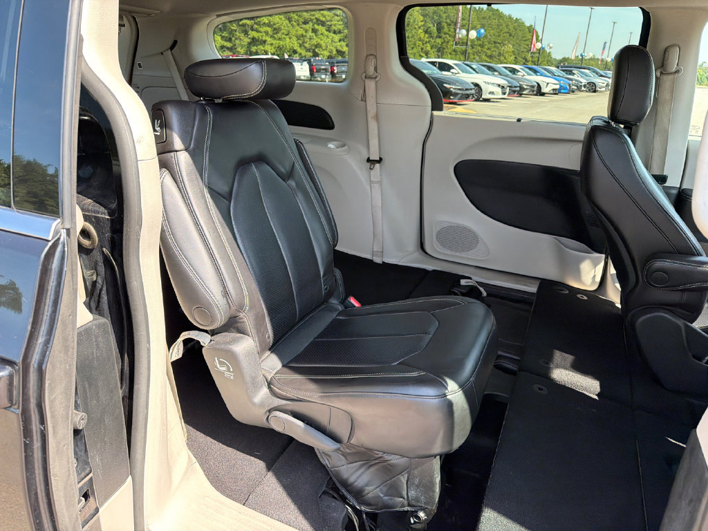 Used 2023 Chrysler Pacifica Touring-L FWD image 15
