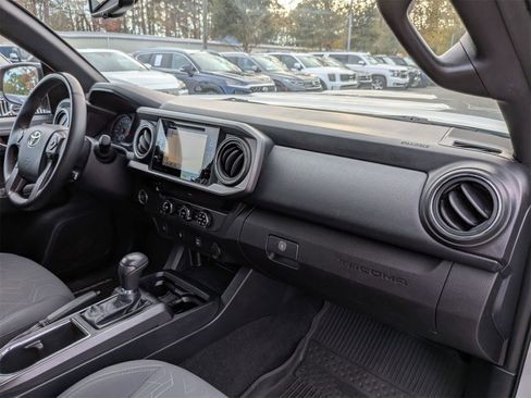 Used 2017 Toyota Tacoma TRD Sport image 38