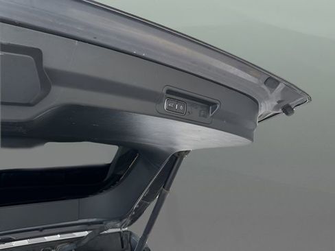 Used 2022 Ford Explorer XLT w/ Equipment Group 202A image 18