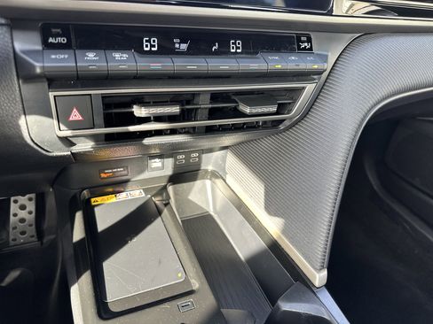 Used 2025 Toyota Camry SE image 19