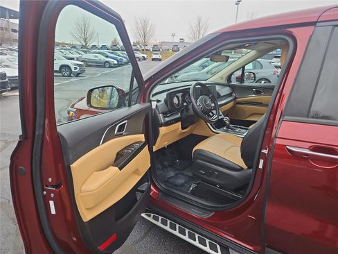 Used 2023 Kia Carnival LX image 12