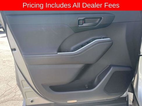 Used 2024 Toyota Highlander LE AWD/4WD image 18