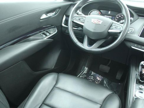 Used 2023 Cadillac XT4 Luxury w/ Cold Weather Package image 17