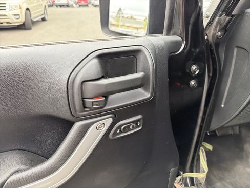 Used 2011 Jeep Wrangler Sahara w/ Connectivity Group AWD/4WD image 11