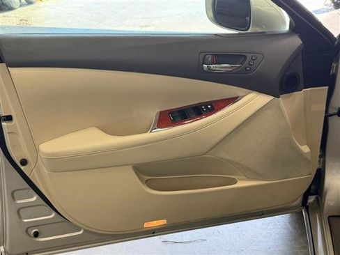 Used 2011 Lexus ES 350 w/ Luxury Pkg & Navigation w/ Preferred Accessory Package FWD image 8