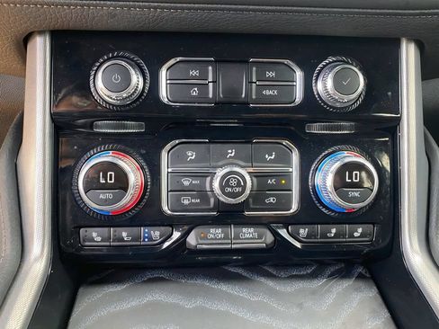 Used 2024 GMC Yukon XL Denali AWD/4WD image 19
