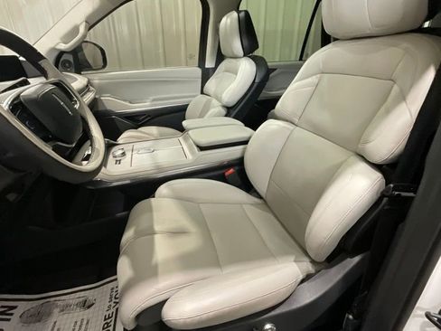 Used 2025 Lincoln Navigator Reserve AWD/4WD image 10