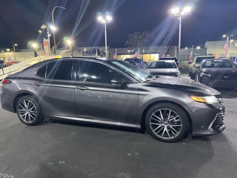 Used 2021 Toyota Camry XLE image 3