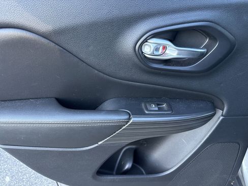 Used 2016 Jeep Cherokee Limited image 12