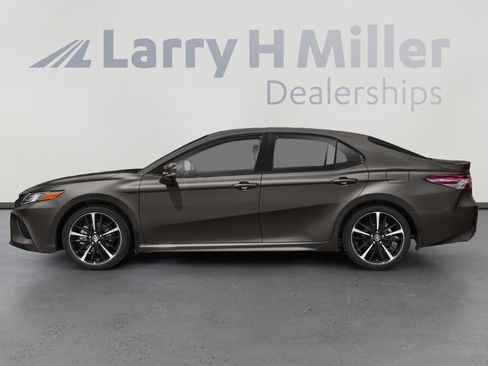 Used 2018 Toyota Camry XSE FWD image 3