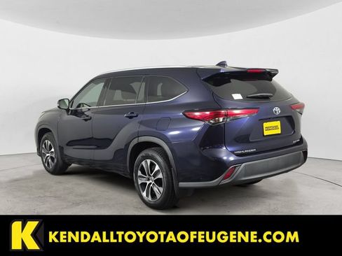 Used 2022 Toyota Highlander XLE AWD/4WD image 7