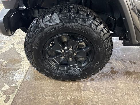 Certified 2022 Jeep Gladiator Sport AWD/4WD image 11