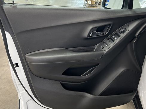 Used 2019 Chevrolet Trax LT w/ LT Convenience Package image 11